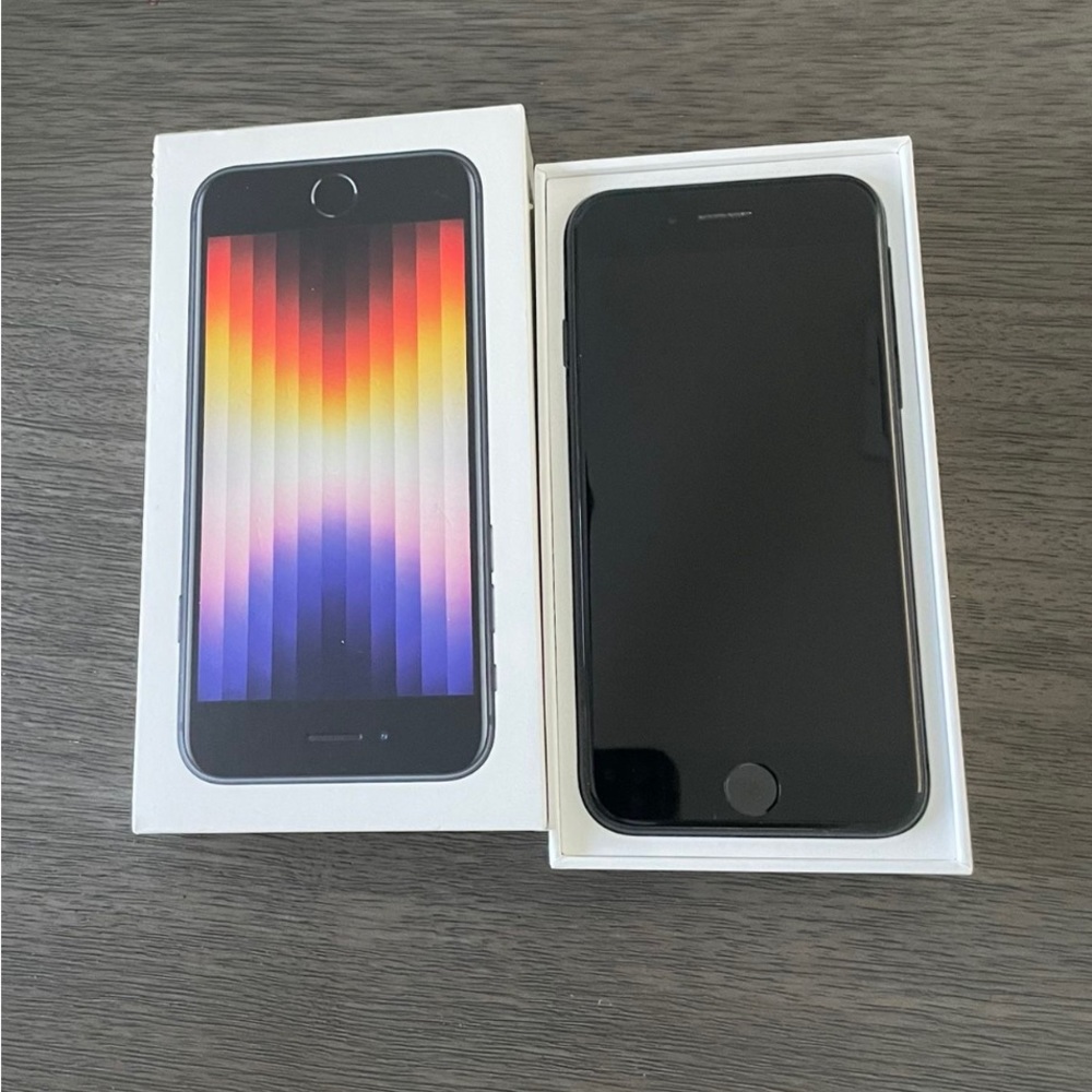 iPhone SE 64Gb case, protective screen included.